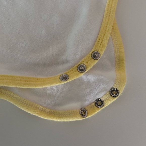 9-12 month old set of 4 onesie bodysuits with Daisy, Sunshine, Polka Dot prints - Picture 5 of 5